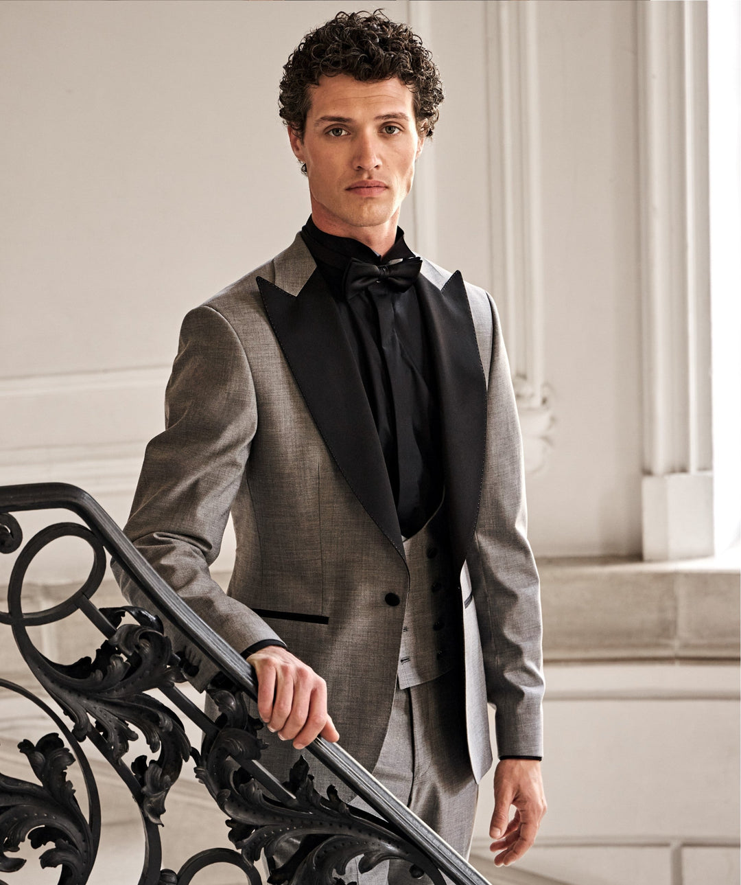 Formal Men's Suits Slim Fit 3 Pieces Peak Lapel Tuxedos For Prom(Blazer+Vest+ Pant) mens event wear